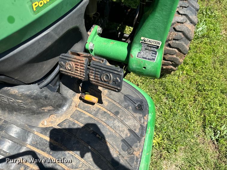 image for item EJ0470 2005 John Deere 3320 MFWD tractor