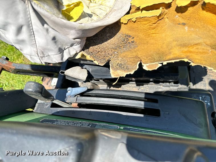 image for item EJ0470 2005 John Deere 3320 MFWD tractor