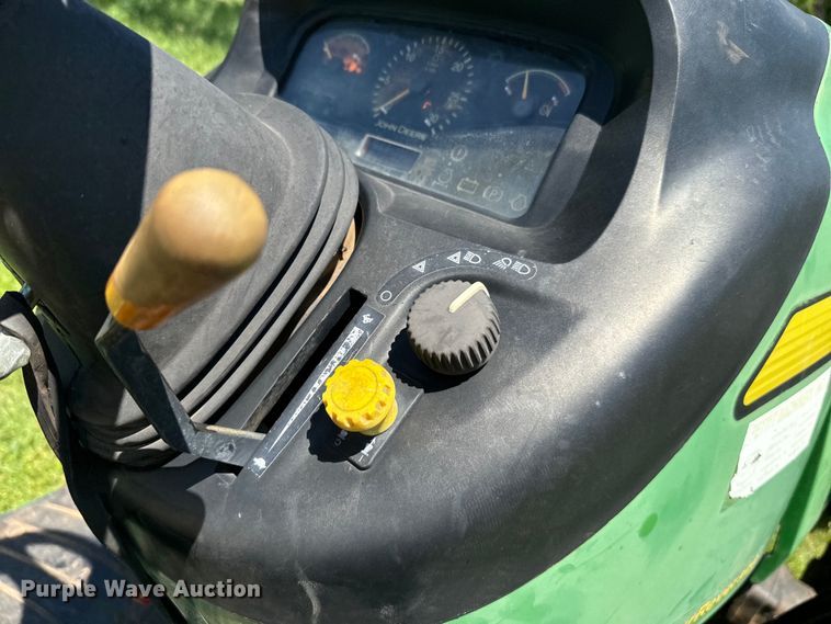 image for item EJ0470 2005 John Deere 3320 MFWD tractor