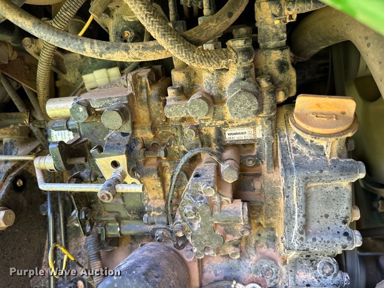 image for item EJ0470 2005 John Deere 3320 MFWD tractor