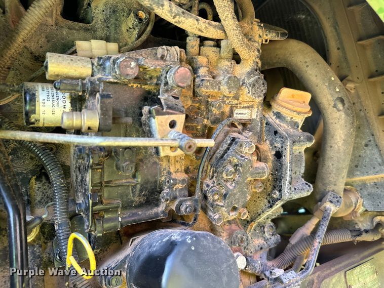 image for item EJ0470 2005 John Deere 3320 MFWD tractor