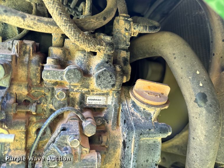 image for item EJ0470 2005 John Deere 3320 MFWD tractor