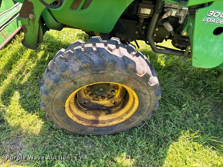 image for item EJ0470 2005 John Deere 3320 MFWD tractor