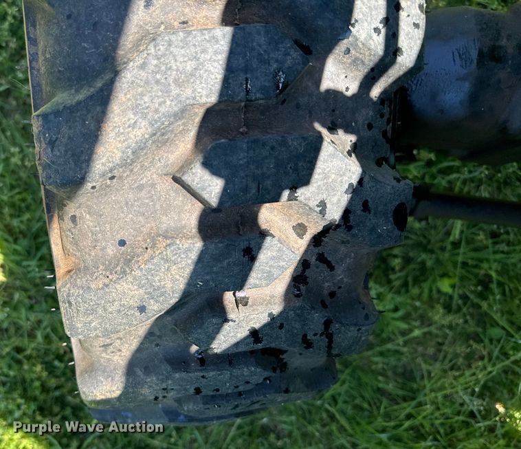 image for item EJ0470 2005 John Deere 3320 MFWD tractor