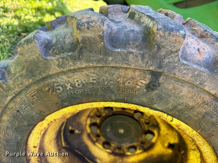 image for item EJ0470 2005 John Deere 3320 MFWD tractor