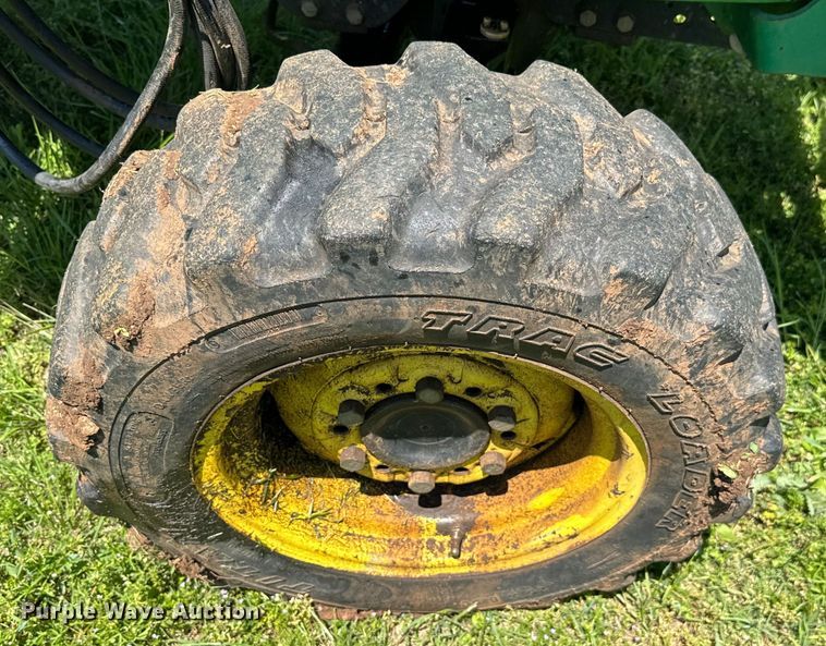 image for item EJ0470 2005 John Deere 3320 MFWD tractor