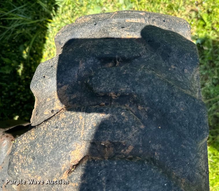 image for item EJ0470 2005 John Deere 3320 MFWD tractor