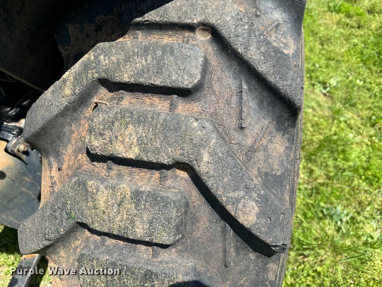 image for item EJ0470 2005 John Deere 3320 MFWD tractor