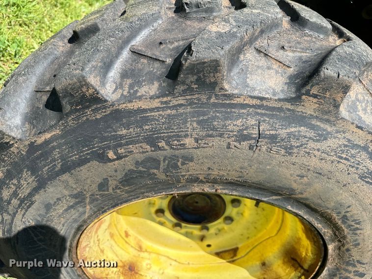 image for item EJ0470 2005 John Deere 3320 MFWD tractor