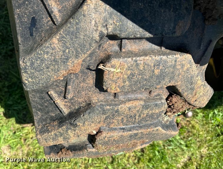 image for item EJ0470 2005 John Deere 3320 MFWD tractor