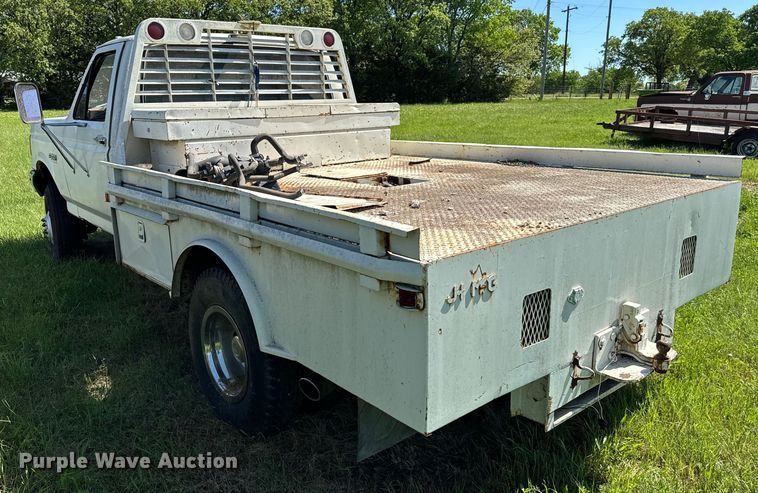 image for item EJ0495 1988 Ford F350 flatbed pickup truck