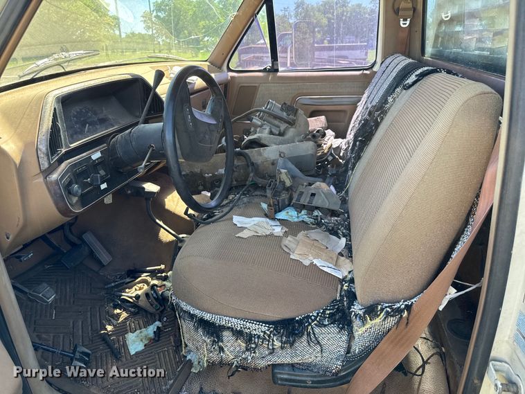 image for item EJ0495 1988 Ford F350 flatbed pickup truck