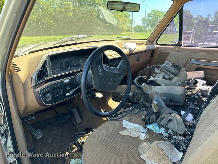 image for item EJ0495 1988 Ford F350 flatbed pickup truck