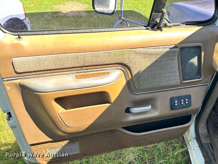 image for item EJ0495 1988 Ford F350 flatbed pickup truck