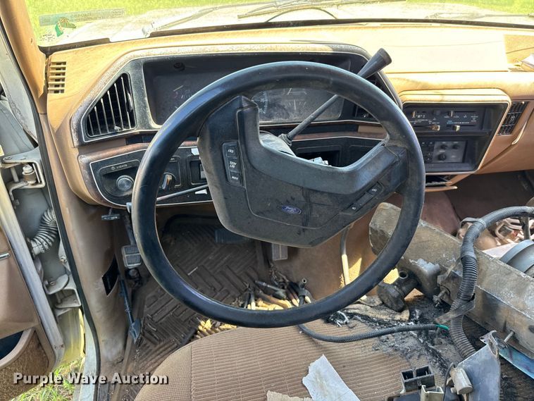 image for item EJ0495 1988 Ford F350 flatbed pickup truck