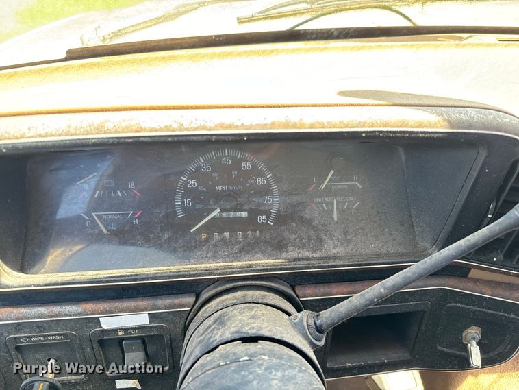 image for item EJ0495 1988 Ford F350 flatbed pickup truck