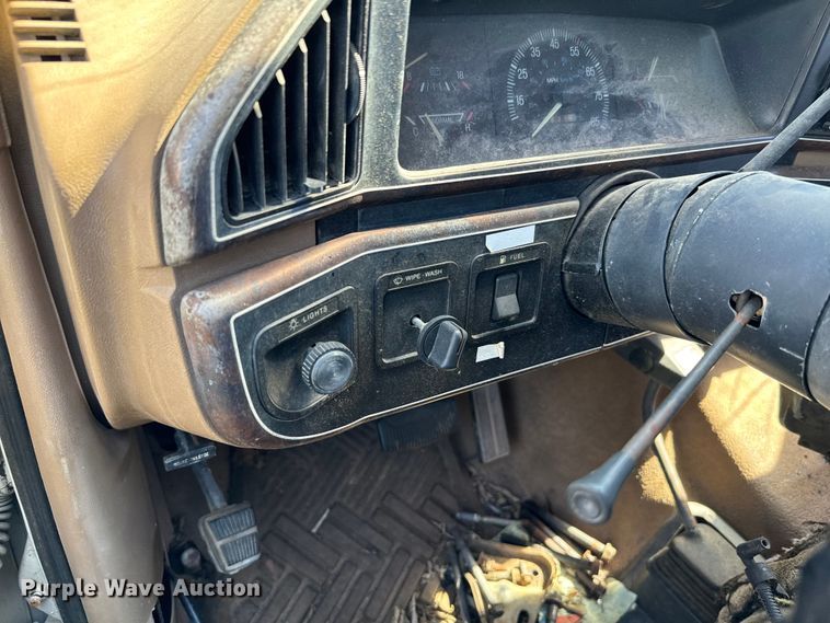 image for item EJ0495 1988 Ford F350 flatbed pickup truck