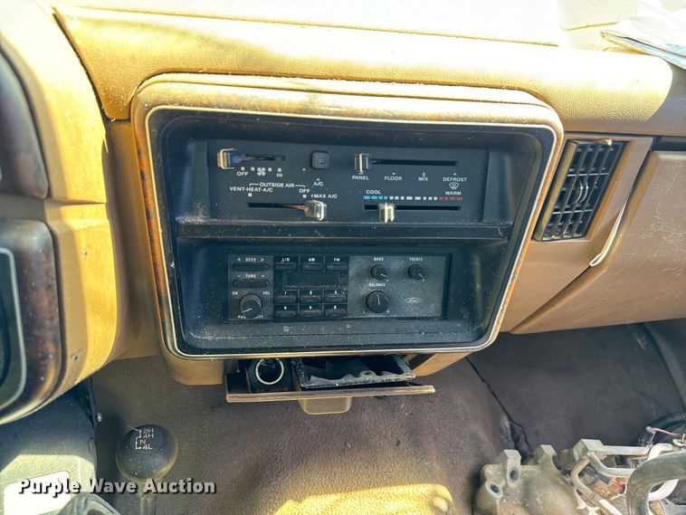 image for item EJ0495 1988 Ford F350 flatbed pickup truck