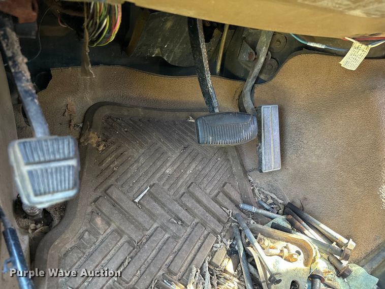 image for item EJ0495 1988 Ford F350 flatbed pickup truck