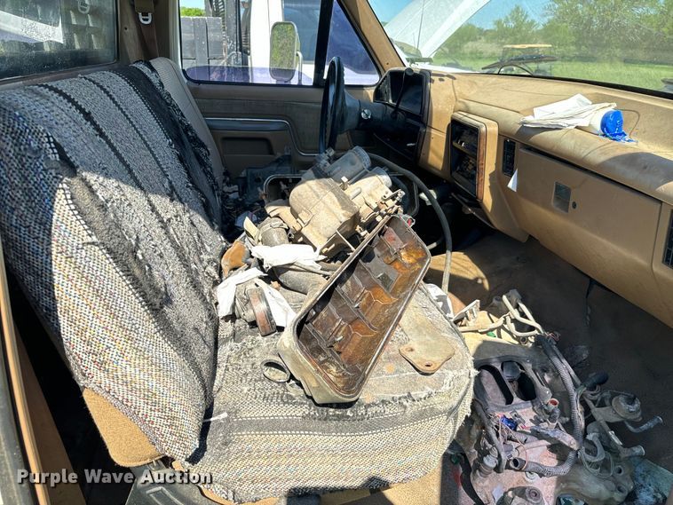 image for item EJ0495 1988 Ford F350 flatbed pickup truck