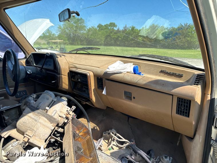 image for item EJ0495 1988 Ford F350 flatbed pickup truck