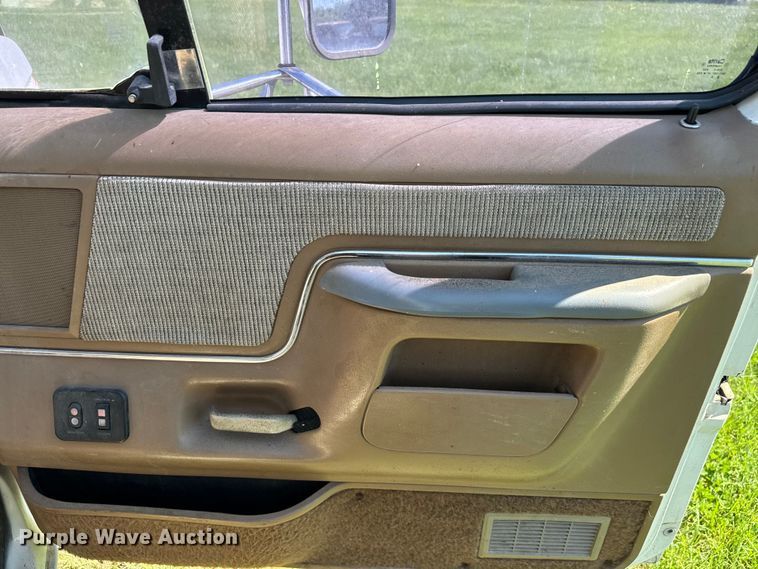 image for item EJ0495 1988 Ford F350 flatbed pickup truck