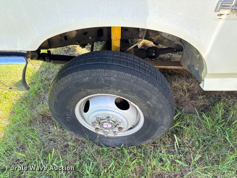 image for item EJ0495 1988 Ford F350 flatbed pickup truck