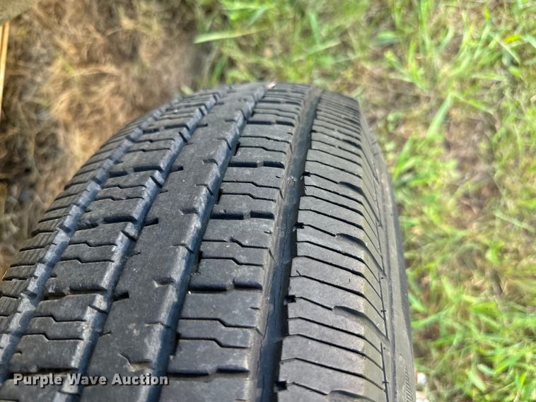 image for item EJ0495 1988 Ford F350 flatbed pickup truck