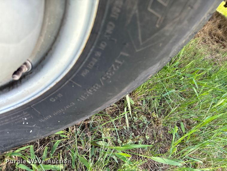 image for item EJ0495 1988 Ford F350 flatbed pickup truck