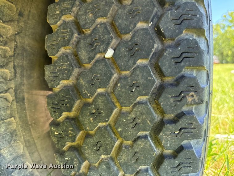 image for item EJ0495 1988 Ford F350 flatbed pickup truck