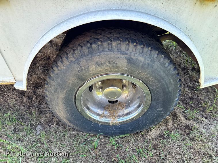 image for item EJ0495 1988 Ford F350 flatbed pickup truck