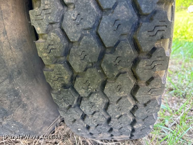 image for item EJ0495 1988 Ford F350 flatbed pickup truck