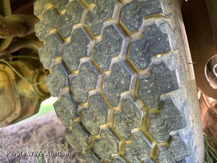 image for item EJ0495 1988 Ford F350 flatbed pickup truck