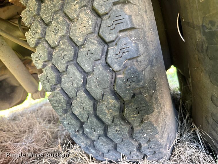 image for item EJ0495 1988 Ford F350 flatbed pickup truck