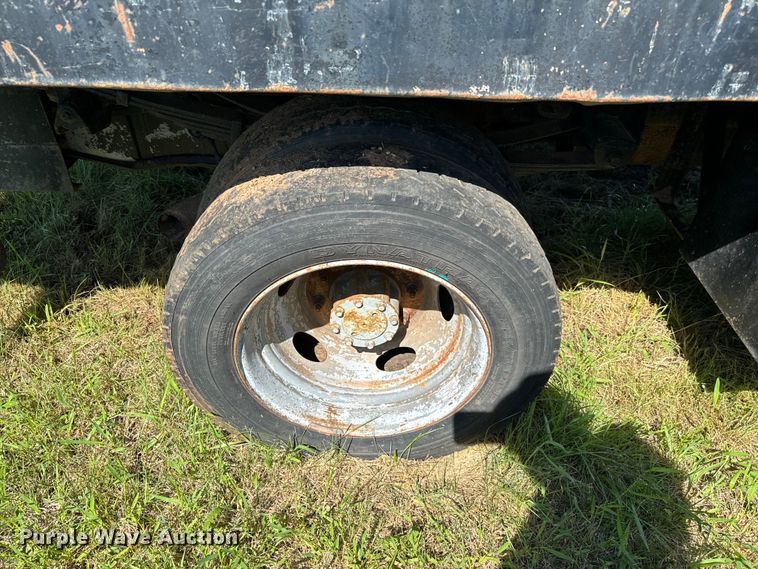 image for item EJ0496 2000 Ford F550 Super Duty XL dump truck
