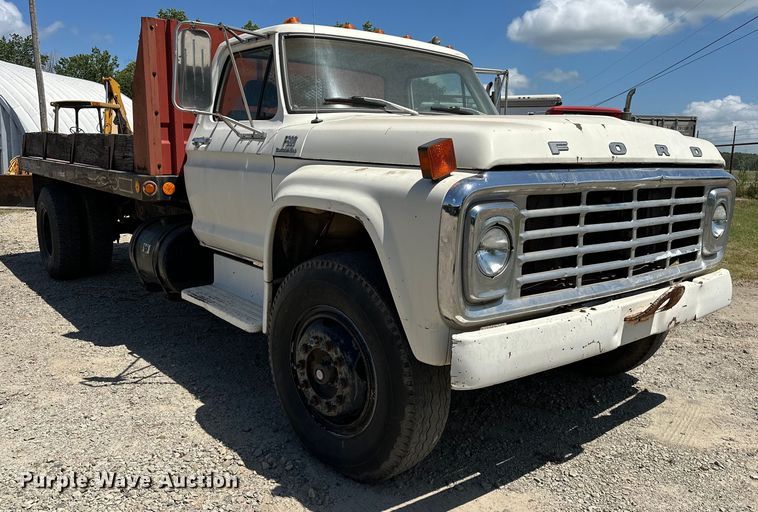 image for item EJ4363 1977 Ford F800 flatbed truck