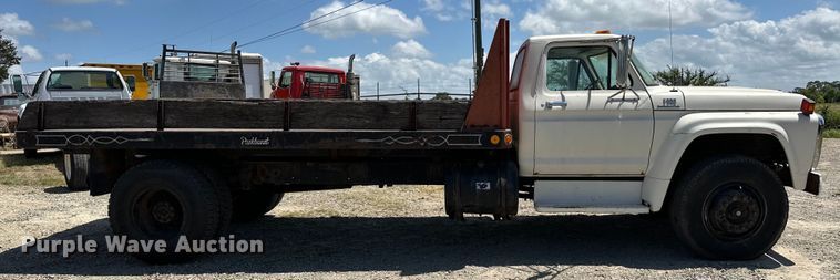 image for item EJ4363 1977 Ford F800 flatbed truck