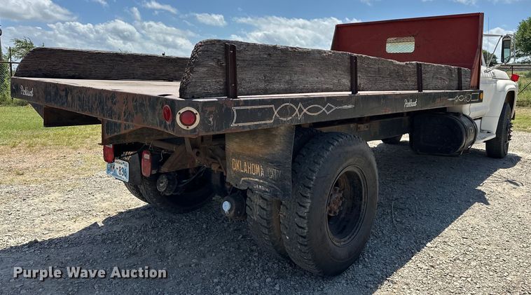 image for item EJ4363 1977 Ford F800 flatbed truck