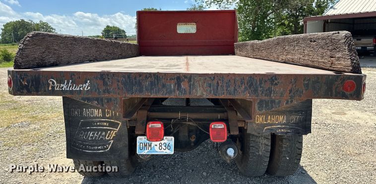 image for item EJ4363 1977 Ford F800 flatbed truck