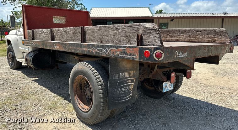 image for item EJ4363 1977 Ford F800 flatbed truck