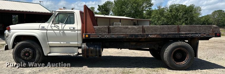 image for item EJ4363 1977 Ford F800 flatbed truck