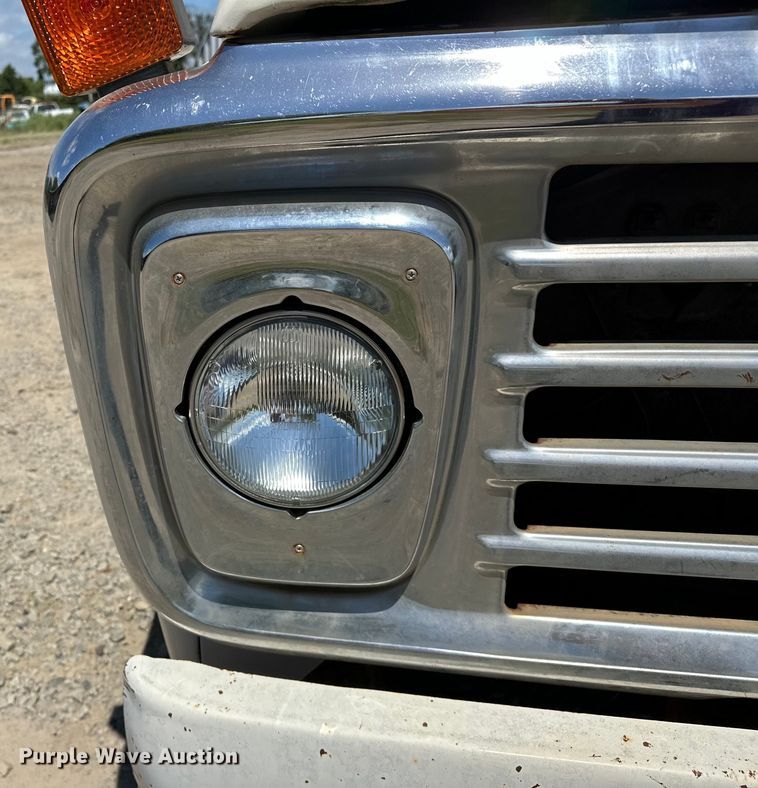 image for item EJ4363 1977 Ford F800 flatbed truck