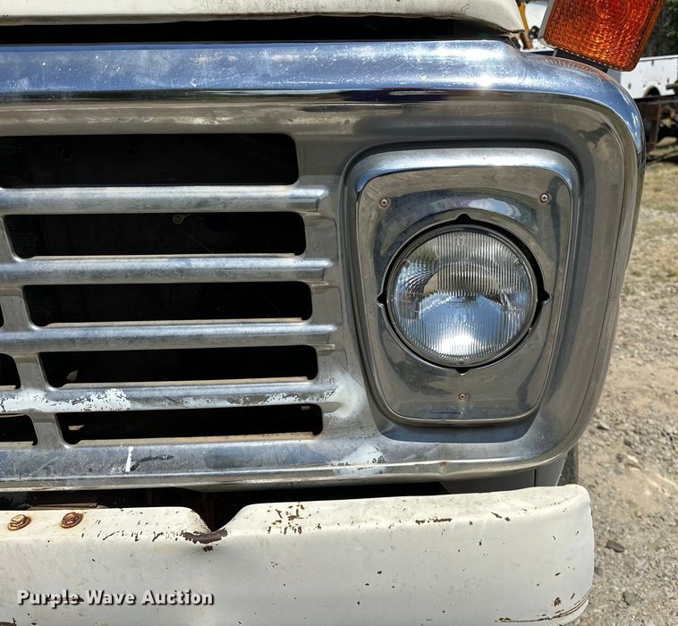 image for item EJ4363 1977 Ford F800 flatbed truck