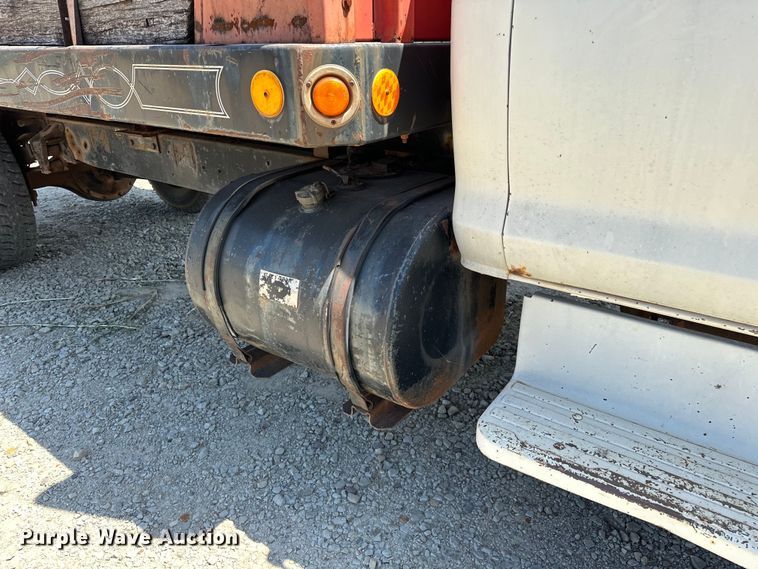 image for item EJ4363 1977 Ford F800 flatbed truck