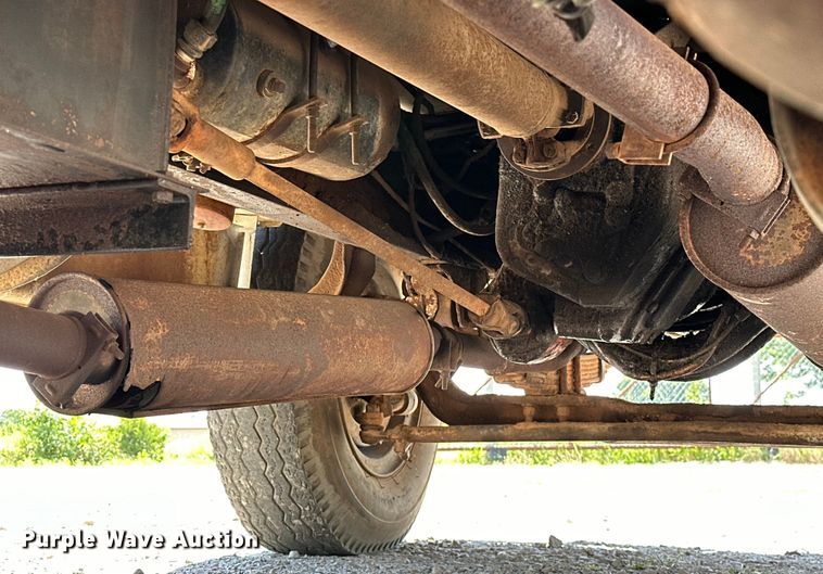 image for item EJ4363 1977 Ford F800 flatbed truck