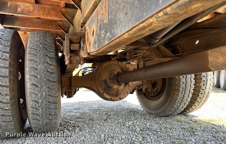 image for item EJ4363 1977 Ford F800 flatbed truck