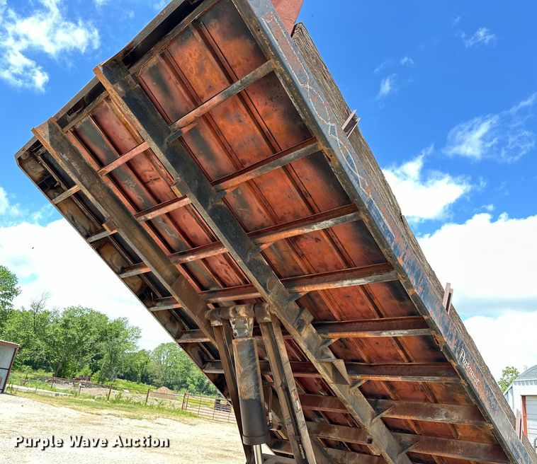 image for item EJ4363 1977 Ford F800 flatbed truck