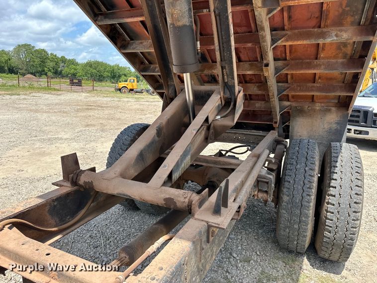 image for item EJ4363 1977 Ford F800 flatbed truck