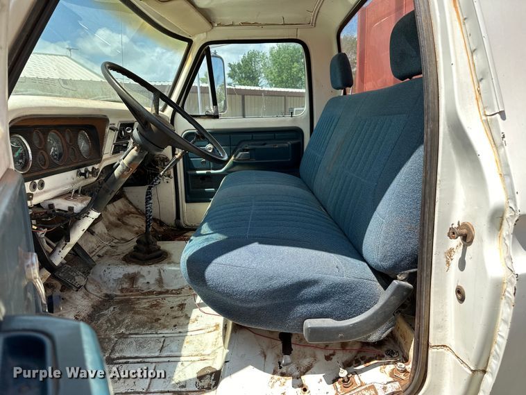 image for item EJ4363 1977 Ford F800 flatbed truck