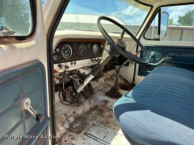 image for item EJ4363 1977 Ford F800 flatbed truck